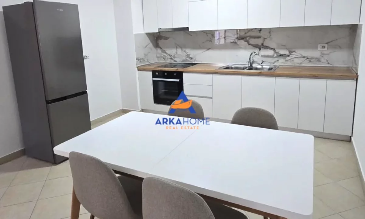 Shtepi me qera Apartament ne Tirane, 3+1, Mobilimi E mobiluar, Pagesa 750  Euro.