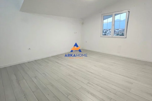 Shtepi me qera Shtepi Private ne Tirane, 6+1, Mobilimi E mobiluar, Pagesa 2,732  Euro.