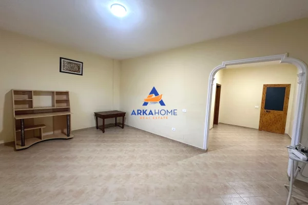 Shtepi me qera Shtepi Private ne Tirane, 6+1, Mobilimi E mobiluar, Pagesa 2,732  Euro.