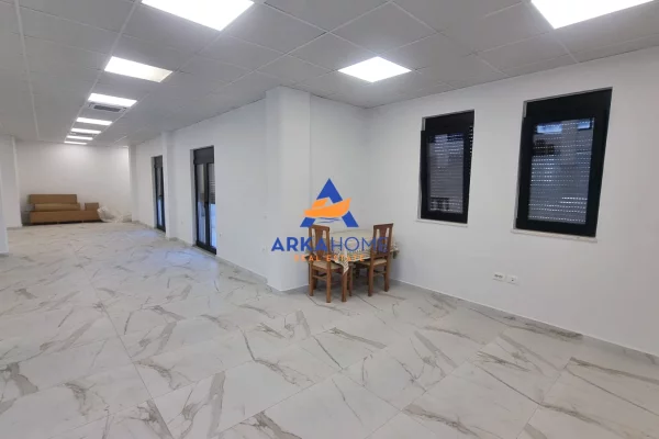 JEPET ZYRE ME QERA 300 M2 "AFER ME TEG" 3000 EURO
