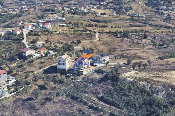 Truall ose Toke ne Tirane - 100,000 Euro