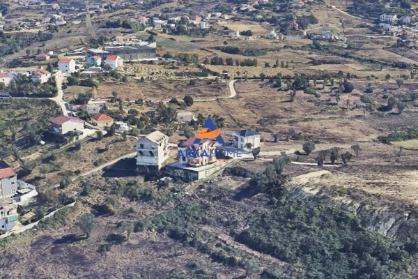 Truall ose Toke ne Tirane - 100,000 Euro