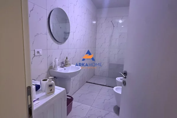 Shtepi me qera Apartament ne Tirane, 2+1, Mobilimi E mobiluar, Pagesa 656  Euro.