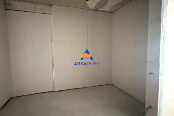 Shtepi ne shitje Apartament ne Tirane, 1+1, Mobilimi Bosh, pa mobiluar, Pagesa 11  Euro.