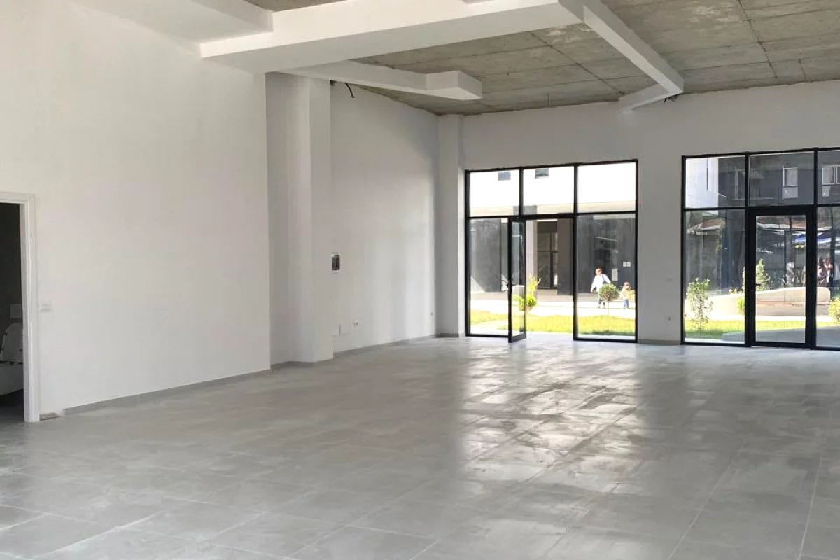 JEPET ME QIRA AMBIENT KOMERCIAL 145 M2 "RRUGA 5 MAJI" 2320 EURO (BRUTO)