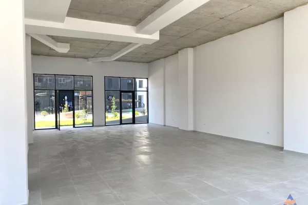 JEPET ME QIRA AMBIENT KOMERCIAL 145 M2 "RRUGA 5 MAJI" 2320 EURO (BRUTO)