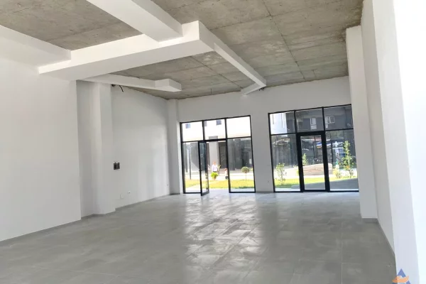 JEPET ME QIRA AMBIENT KOMERCIAL 145 M2 "RRUGA 5 MAJI" 2320 EURO (BRUTO)