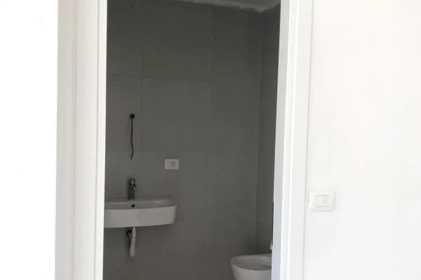 JEPET ME QIRA AMBIENT KOMERCIAL 145 M2 "RRUGA 5 MAJI" 2320 EURO (BRUTO)