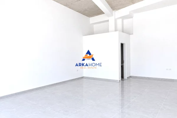 JEPET ME QIRA AMBIENT KOMERCIAL 54 M2 "RRUGA 5 MAJI" 972 EURO (BRUTO)
