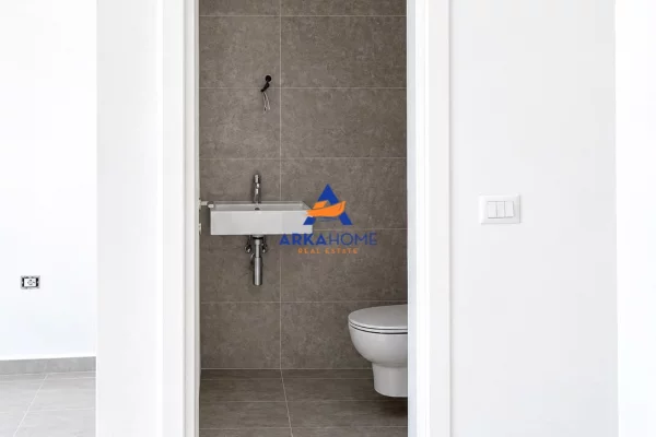 JEPET ME QIRA AMBIENT KOMERCIAL 54 M2 "RRUGA 5 MAJI" 972 EURO (BRUTO)