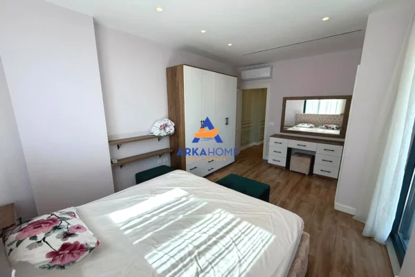 Shtepi me qera Apartament ne Tirane, 3+1, Mobilimi E mobiluar, Pagesa 1,000  Euro.
