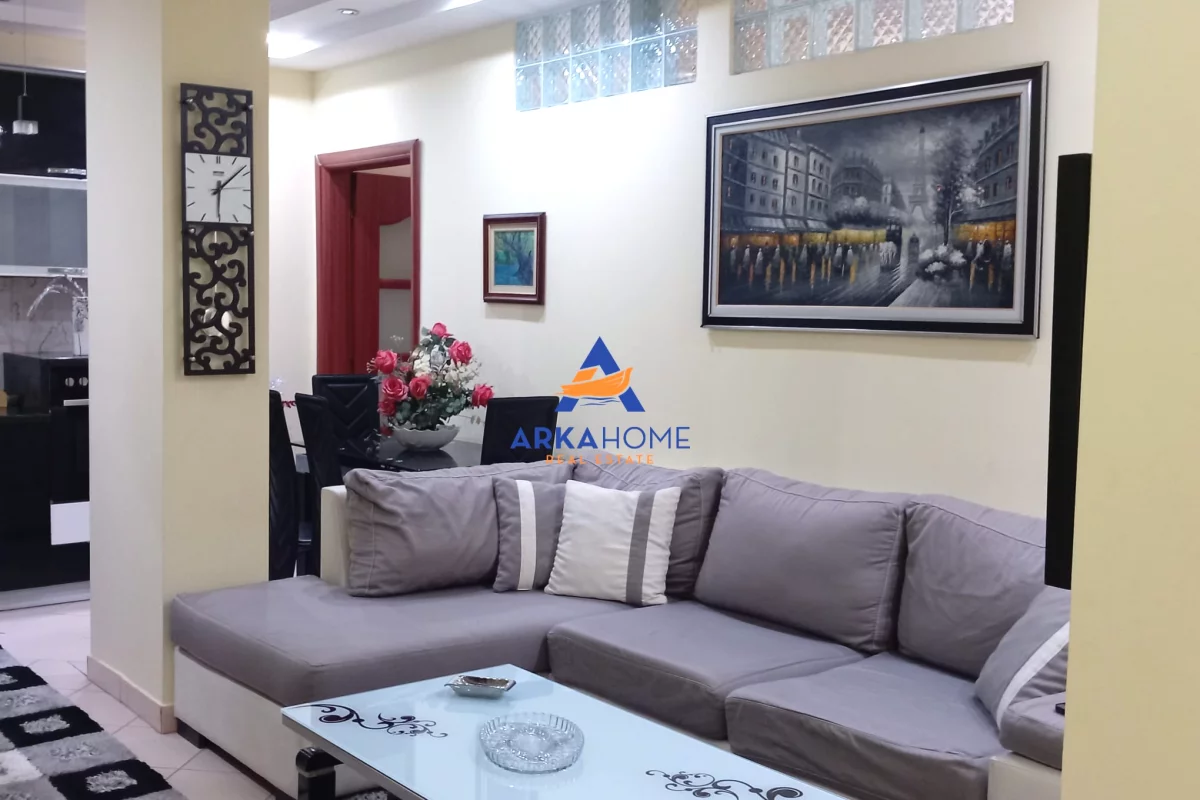 Shtepi me qera Apartament ne Tirane, 3+1, Mobilimi E mobiluar, Pagesa 800  Euro.