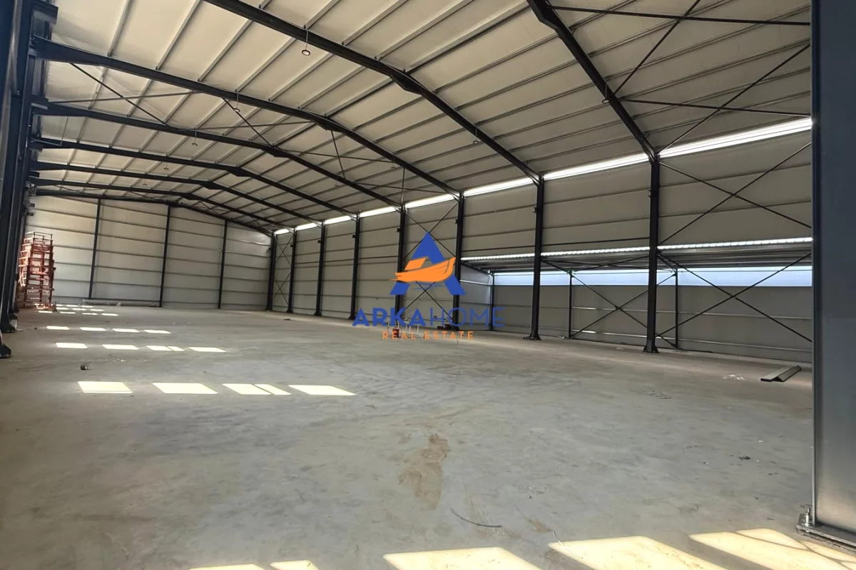 JEPET ME QIRA KAPANON INDUSTRIAL + SIPERFAQE PARKINGU 1.150 M2 "RRUGA MYSLYM KETA" 8000 EURO