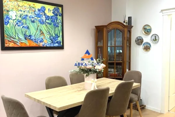 Shtepi me qera Apartament ne Tirane, 2+1, Mobilimi E mobiluar, Pagesa 1,000  Euro.