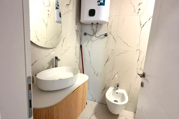 Shtepi me qera Apartament ne Tirane, 2+1, Mobilimi Pjeserisht e mobiluar, Pagesa 1,600  Euro.