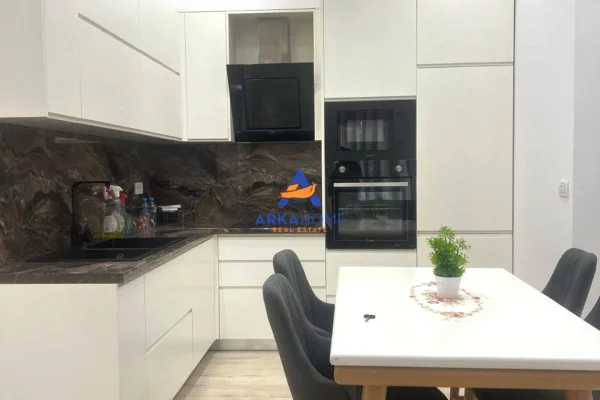Shtepi me qera Apartament ne Tirane, 3+1, Mobilimi E mobiluar, Pagesa 983  Euro.
