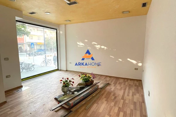 SHITET AMBIENT BIZNESI 60 M2 "FILLIM I RRUGES BULEVARDI I RI, PRANE UFOS" CMIMI I DISKUTESHEM