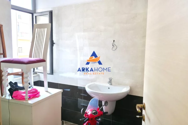 Shtepi ne shitje Apartament ne Tirane, 2+1, Mobilimi E mobiluar, Pagesa 200,000  Euro.