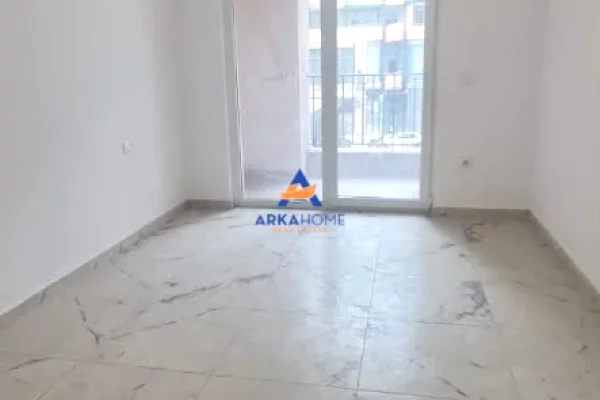 JEPET ME QERA AMBJENT PER ZYRA 79 M2 " RRUGA DRITAN HOXHA " 45000 LEKE