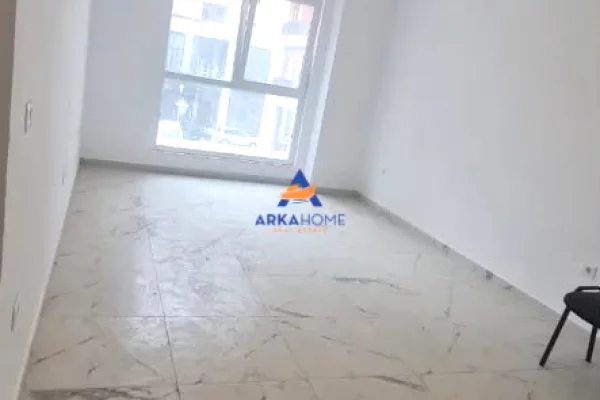JEPET ME QERA AMBJENT PER ZYRA 79 M2 " RRUGA DRITAN HOXHA " 45000 LEKE