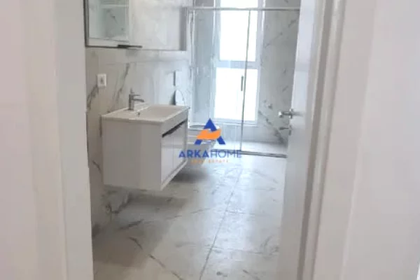 JEPET ME QERA AMBJENT PER ZYRA 79 M2 " RRUGA DRITAN HOXHA " 45000 LEKE