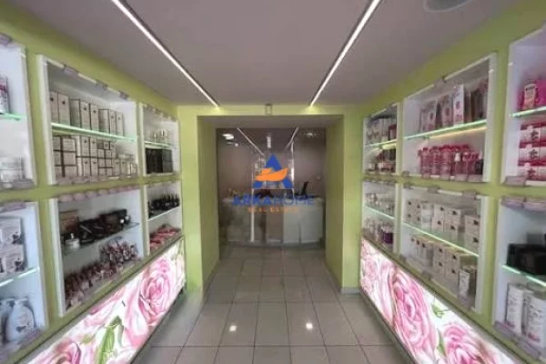 JEPET ME QERA AMBIENT BIZNESI 130M2 " TE KRYQEZIMI I VASIL SHANTO" 3200 EURO