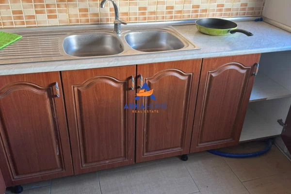 Shtepi me qera Apartament ne Tirane, 3+1, Mobilimi Pjeserisht e mobiluar, Pagesa 655  Euro.