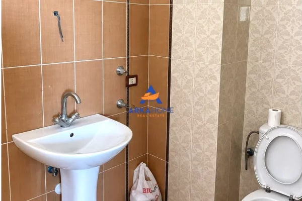 Shtepi me qera Apartament ne Tirane, 3+1, Mobilimi Pjeserisht e mobiluar, Pagesa 655  Euro.