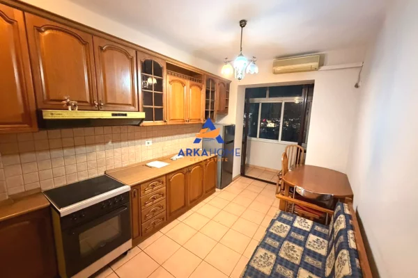 JEPET APARTAMENT ME QERA 2+1+BALLKON " KRYQEZIMI I VASIL SHANTOS " 650 EURO