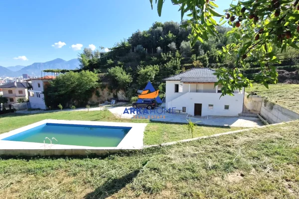 Shtepi ne shitje Vila Luksoze ne Tirane, 3+1, Mobilimi E mobiluar, Pagesa 403,930  Euro.