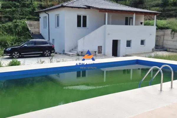 Shtepi ne shitje Vila Luksoze ne Tirane, 3+1, Mobilimi E mobiluar, Pagesa 403,930  Euro.