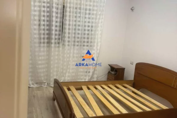 Shtepi me qera Apartament ne Tirane, 3+1, Mobilimi Pjeserisht e mobiluar, Pagesa 491  Euro.