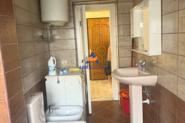 Shtepi me qera Apartament ne Tirane, 3+1, Mobilimi Pjeserisht e mobiluar, Pagesa 491  Euro.