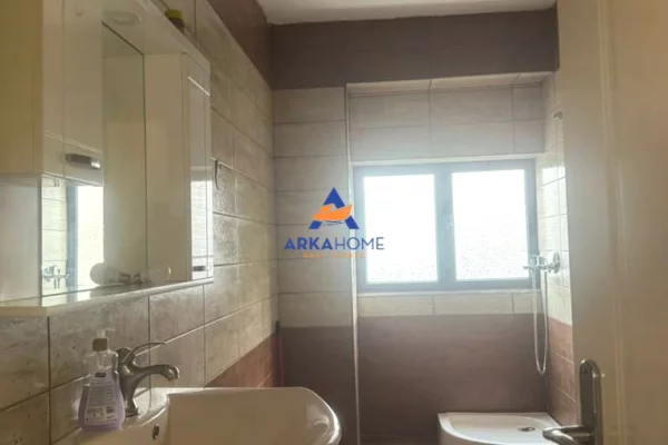 Shtepi me qera Apartament ne Tirane, 3+1, Mobilimi Pjeserisht e mobiluar, Pagesa 491  Euro.