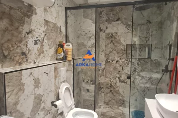 Shtepi ne shitje Apartament ne Tirane, 2+1, Mobilimi E mobiluar, Pagesa 245,365  Euro.