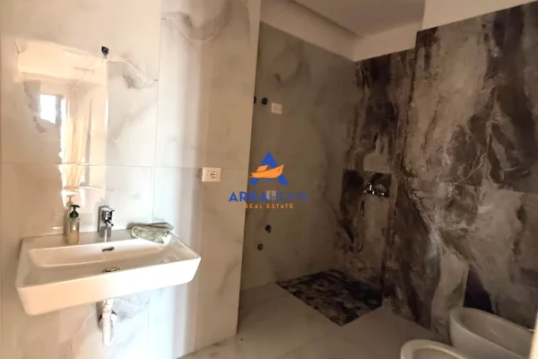 JEPET ZYRE ME QERA 160M2 BRUTO "KOMPLEKSI GARDEN BUILDING,RRUGA E KAVAJES" 2400 EURO (PA POST PARKIM