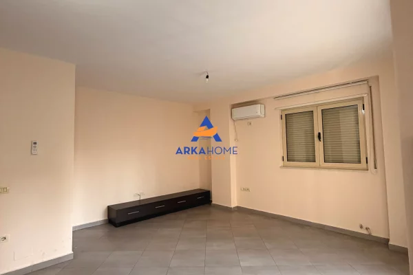 Shtepi me qera Apartament ne Tirane, 1+1, Mobilimi Bosh, pa mobiluar, Pagesa 545  Euro.