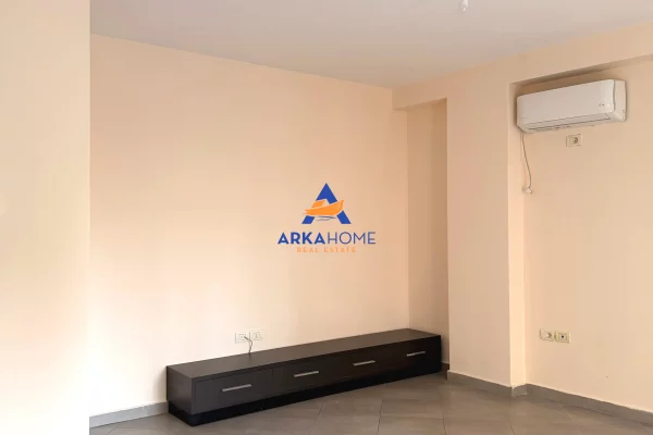 Shtepi me qera Apartament ne Tirane, 1+1, Mobilimi Bosh, pa mobiluar, Pagesa 545  Euro.