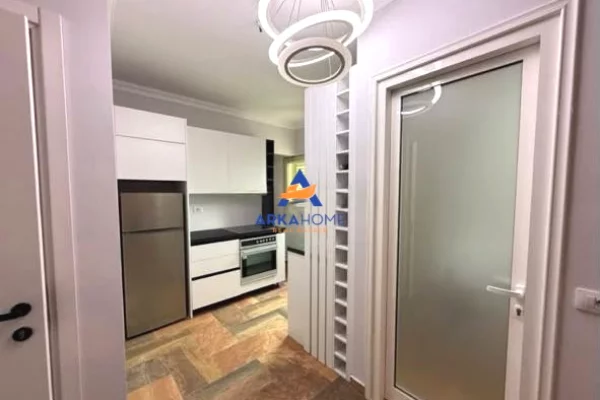 Shtepi ne shitje Apartament ne Tirane, 1+1, Mobilimi E mobiluar, Pagesa 147,219  Euro.