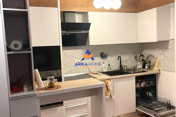Shtepi me qera Apartament ne Tirane, 2+1, Mobilimi E mobiluar, Pagesa 700  Euro.