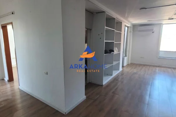 Shtepi me qera Apartament ne Kavaje, 2+1, Mobilimi Bosh, pa mobiluar, Pagesa 1,300  Euro.