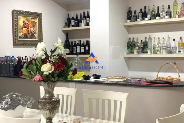 Shtepi ne shitje Vila Luksoze ne Elbasan, 4+1, Mobilimi E mobiluar, Pagesa 272,925  Euro.