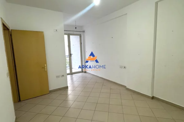 Shtepi ne shitje Apartament ne Tirane, 2+1, Mobilimi Pjeserisht e mobiluar, Pagesa 163,755  Euro.