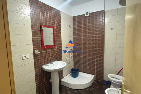 Shtepi ne shitje Apartament ne Tirane, 2+1, Mobilimi Pjeserisht e mobiluar, Pagesa 163,755  Euro.