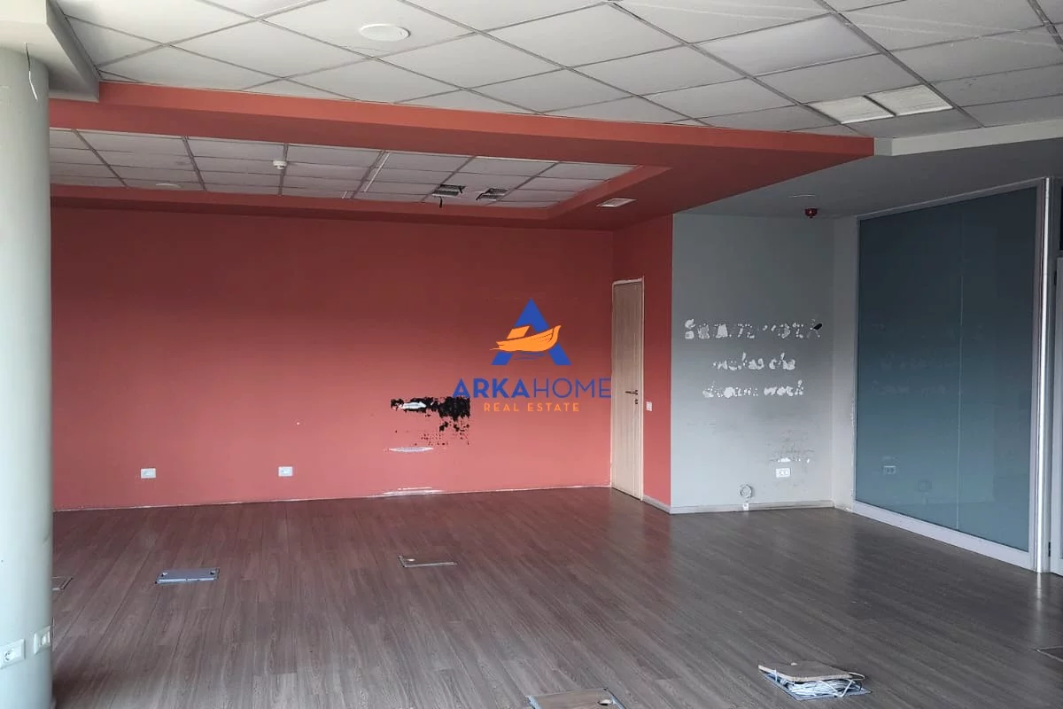 JEPET ME QERA AMBIENT BIZNESI 230 M2 "RRUGA KAVAJES,PERBALL PALLATIT ME SHIGJETA" 2600000 LEKE