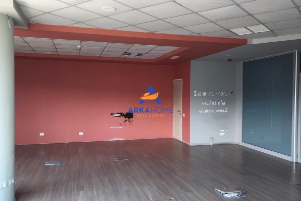 Ambient biznesi me qera 3+1 ne Tirane - 2,838 Euro