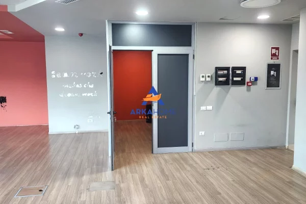 JEPET ME QERA AMBIENT BIZNESI 230 M2 "RRUGA KAVAJES,PERBALL PALLATIT ME SHIGJETA" 2600000 LEKE