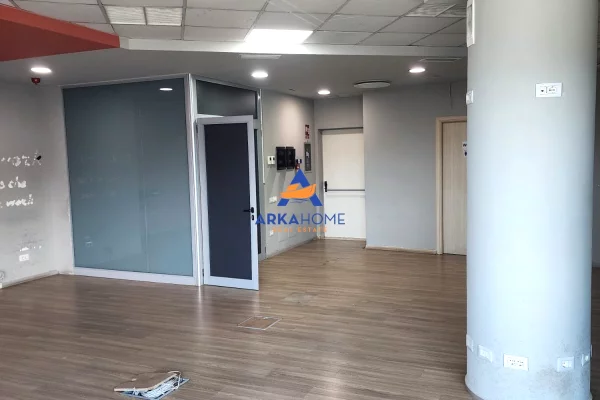 JEPET ME QERA AMBIENT BIZNESI 230 M2 "RRUGA KAVAJES,PERBALL PALLATIT ME SHIGJETA" 2600000 LEKE