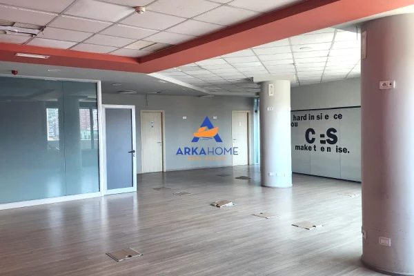 JEPET ME QERA AMBIENT BIZNESI 230 M2 "RRUGA KAVAJES,PERBALL PALLATIT ME SHIGJETA" 2600000 LEKE