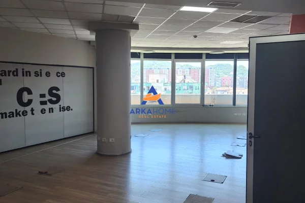 JEPET ME QERA AMBIENT BIZNESI 230 M2 "RRUGA KAVAJES,PERBALL PALLATIT ME SHIGJETA" 2600000 LEKE